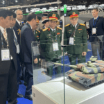 Đoàn đại biểu bộ quốc phòng Việt Nam tham dự triển lãm vũ khí quốc tế.